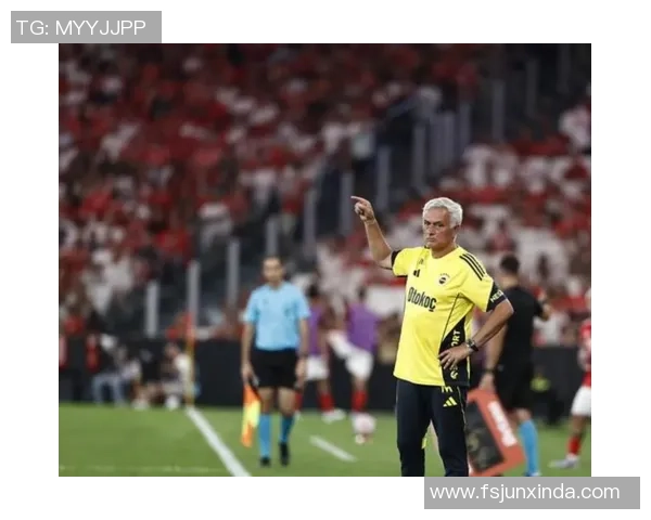 足球明星遭遇意外撞击却依然微笑展现乐观态度引发热议