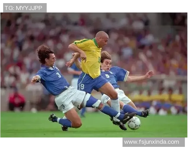 足球明星高清资料图片大全让你一览球场传奇风采与精彩瞬间 足球明星高清资料图片大全让你一览球场传奇风采与精彩瞬间