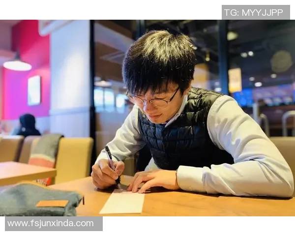 小春与足球明星的甜蜜邂逅在绿茵场上的爱情故事